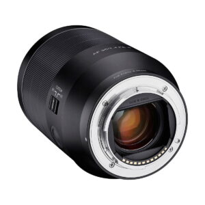 Samyang_35mm_f_1_4_AF_II_006 Lähikuvassa Samyang AF 35mm f/1.4 II for Sony E -objektiivista näkyy elektroniset koskettimet ja lasi objektiivin kiinnikkeessä sekä näkyvät kytkimet ja merkinnät tynnyrissä.