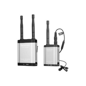 Saramoinc_vLink2_kit1_001 Kuvassa on kaksi Saramonicin langatonta mikrofoniyksikköä, mukaan lukien Saramonic Vlink2 Kit1 (TX+RX) + SR-C8-kantolaukku. Molemmat ovat hopeanvärisiä ja mustia, ja niissä on näkyvät virran merkkivalot, antennit, kiinnitettävä lavalier-mikrofoni ja tulo-/lähtöportit.