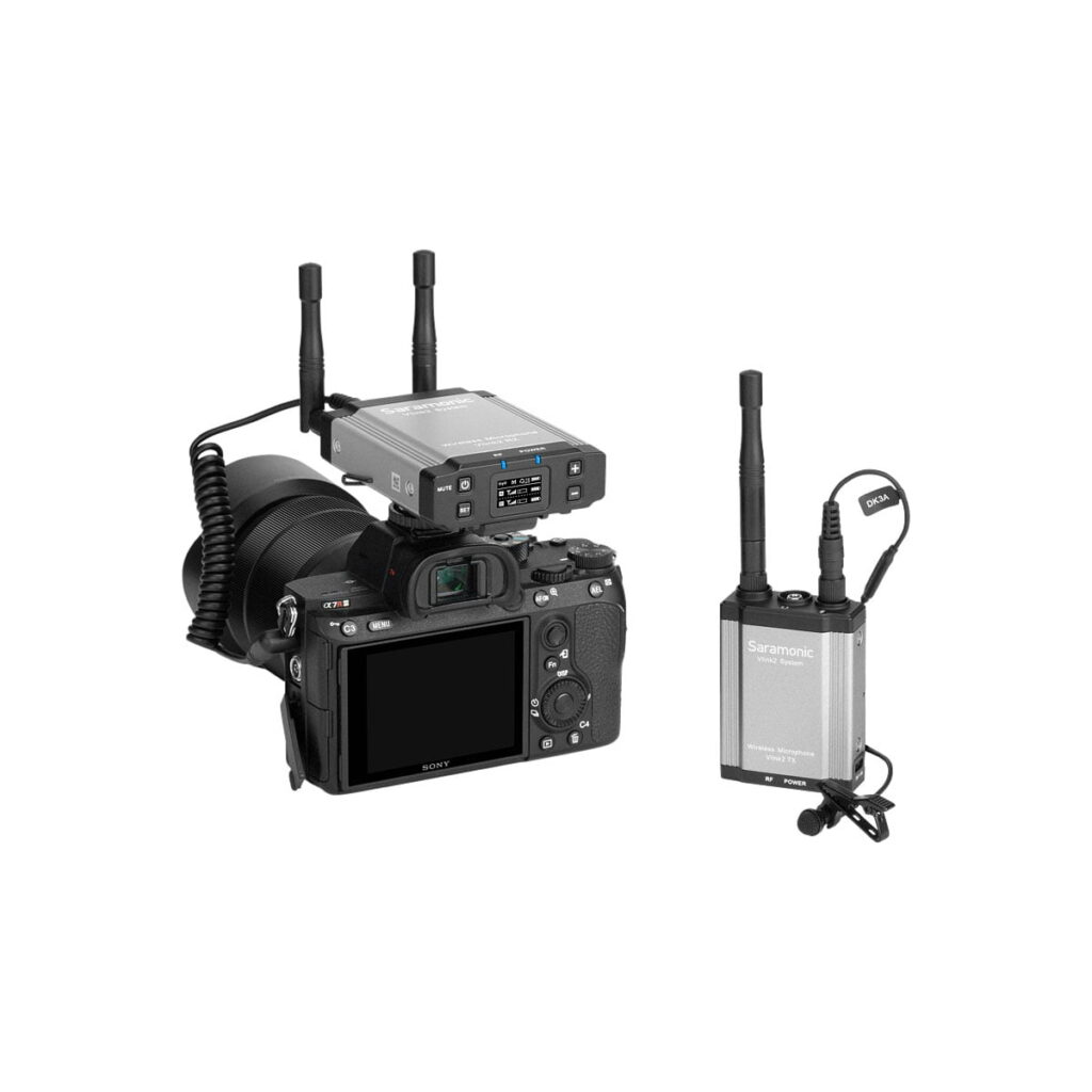 Saramoinc_vLink2_kit1_002 Ammattikäyttöön tarkoitettu kamera, jossa on Saramonic Vlink2 Kit1 (TX+RX) langaton äänijärjestelmä ja lavalier-mikrofoni sekä SR-C8 Kuljetuslaukku valkoista taustaa vasten.