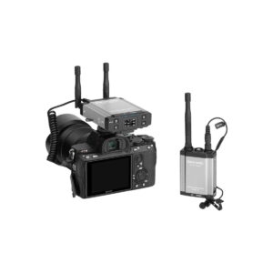 Saramoinc_vLink2_kit1_002 Ammattikäyttöön tarkoitettu kamera, jossa on Saramonic Vlink2 Kit1 (TX+RX) langaton äänijärjestelmä ja lavalier-mikrofoni sekä SR-C8 Kuljetuslaukku valkoista taustaa vasten.