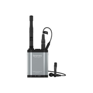 Saramoinc_vLink2_kit1_003 Saramonic Vlink2 Kit1 (TX+RX) langaton mikrofonisarja SR-C8 Kuljetuslaukku kotelolla, jossa on kaksoisantennit ja kiinnitettävä lavalier-mikrofoni, näkyy valkoista taustaa vasten.
