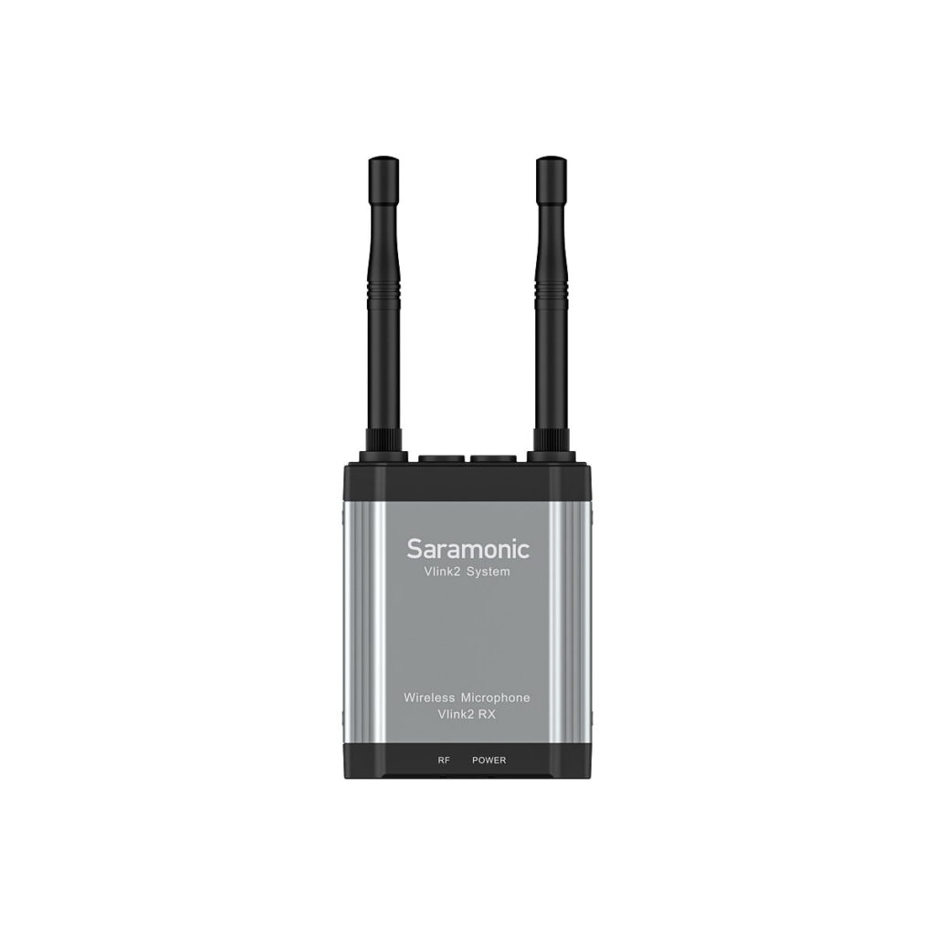 Saramoinc_vLink2_kit1_004 Saramonic Vlink2 Kit1 (TX+RX) + SR-C8 Kuljetuslaukku langattoman mikrofonin vastaanottimessa on kaksi antennia ja etukilpi, joka muistuttaa Saramonic UwMic9 RX9+TX9+TX9 + SR-C8 -mikrofonin etukilpeä valkoisella pohjalla.