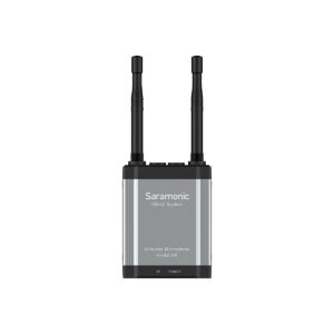 Saramoinc_vLink2_kit1_004 Saramonic Vlink2 Kit1 (TX+RX) + SR-C8 Kuljetuslaukku langattoman mikrofonin vastaanottimessa on kaksi antennia ja etukilpi, joka muistuttaa Saramonic UwMic9 RX9+TX9+TX9 + SR-C8 -mikrofonin etukilpeä valkoisella pohjalla.