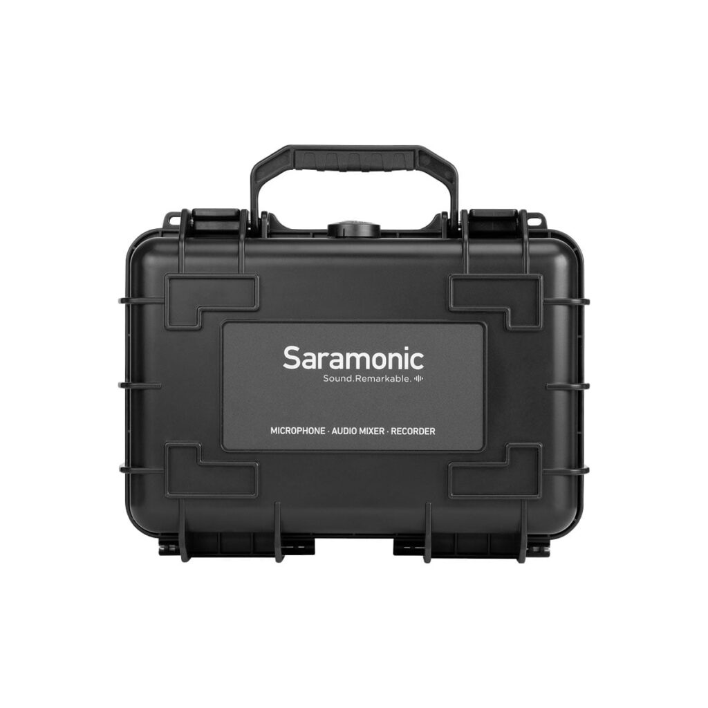 Saramoinc_vLink2_kit1_005 Musta Saramonic Vlink2 Kit1 (TX+RX) + SR-C8 Kuljetuslaukku kovakuorinen kantokotelo, jossa on kahva ja "Saramonic Sound Remarkable" -etiketti, jonka etupuolella on tuotenimi, on kuvassa valkoista taustaa vasten.
