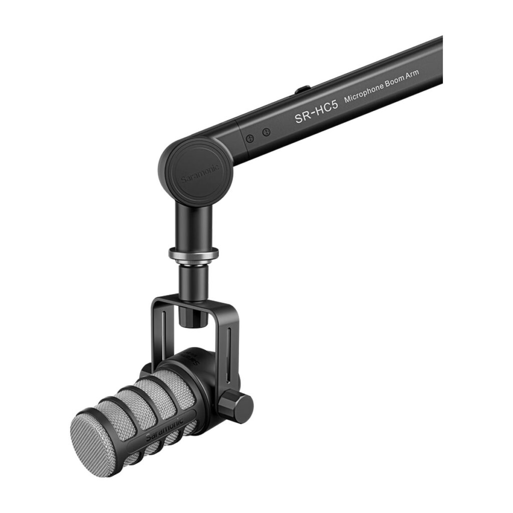 Saramonic_Microphone_Boom_Arm_SR-HC5_005 Musta mikrofoni, jossa on vaahtomuovisuojus, on kiinnitetty Saramonic Microphone Boom Arm SR-HC5 -mikrofonivarteen, joka on asetettu valkoista taustaa vasten.