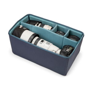 Shimoda_Designs_Extra_Large_DV_Core_Unit_002 Shimoda Designs Extra Large DV Core Unit -kamerareppu on laivastonsininen suorakaiteen muotoinen kotelo, jossa on pehmeät, tiilenpunaiset väliseinät, jotka pitävät turvallisesti DSLR-kameran rungon ja kolme suurta objektiivia pehmustetuissa, järjestetyissä lokeroissa.