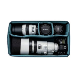 Shimoda_Designs_Extra_Large_DV_Core_Unit_005 Shimoda Designs Extra Large DV Core Unit -kamerareppu pitää siististi sisällään Canon DSLR -rungon, kaksi suurta objektiivia ja kaksi objektiivin suojusta erillisissä pehmustetuissa lokeroissa valkoista taustaa vasten.