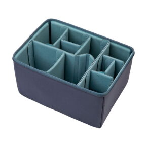 Shimoda_Designs_Large_DV_Core_Unit_001 Shimoda Designs Large DV Core Unit -kamerareppu on tummansininen suorakulmainen kangasroskis, jossa on useita pehmustettuja, säädettäviä väliseiniä ja joka on ihanteellinen erilaisten tavaroiden järjestämiseen ja suojaamiseen.