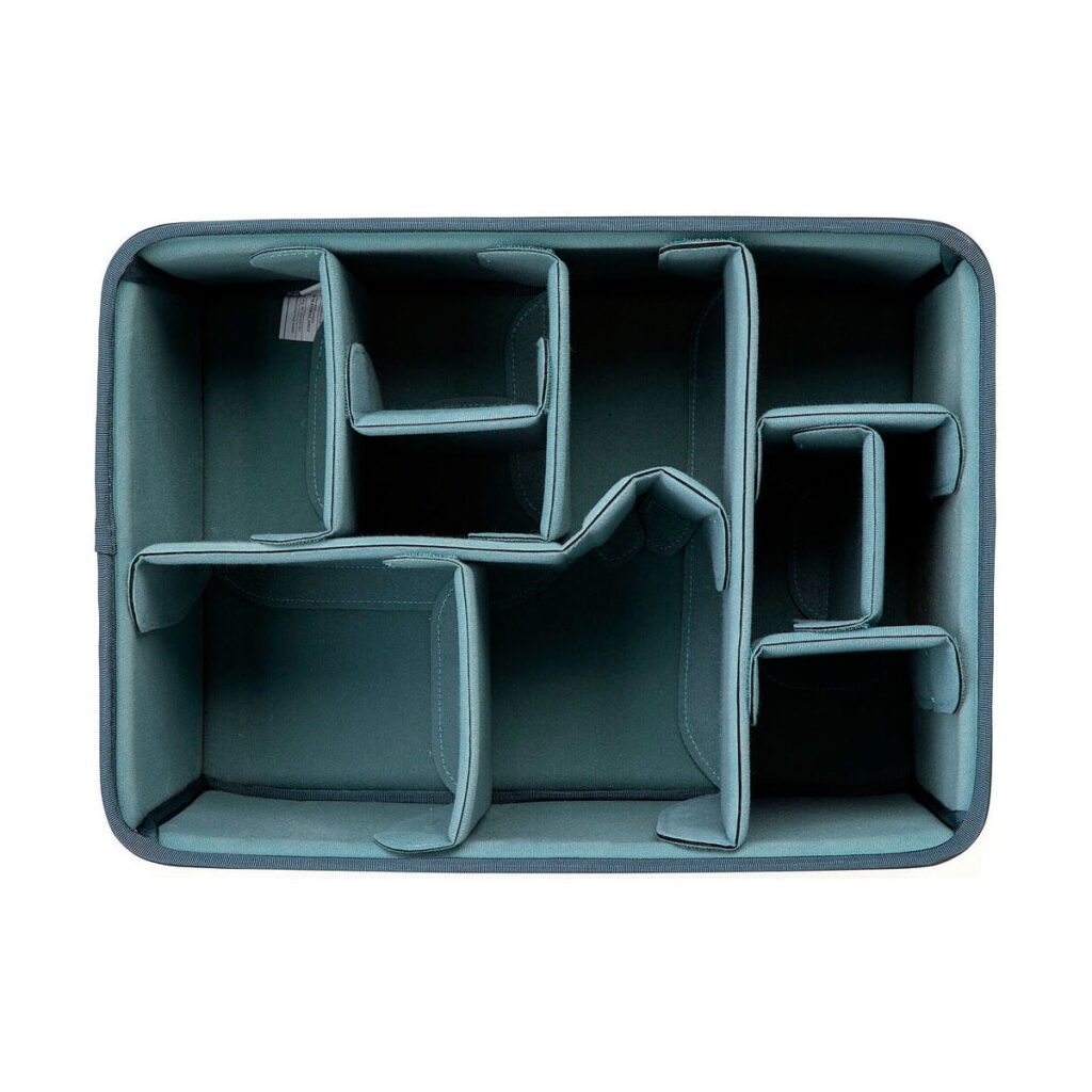 Shimoda_Designs_Large_DV_Core_Unit_002 Shimoda Designsin suuri DV Core Unit -kamerareppu, tiilenpunainen, jossa on useita pehmustettuja, säädettäviä lokeroita, ylhäältä katsottuna valkoista taustaa vasten.