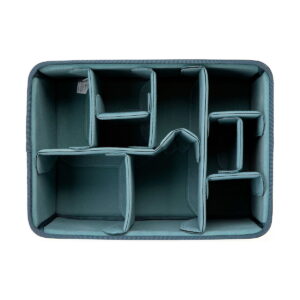 Shimoda_Designs_Large_DV_Core_Unit_002 Shimoda Designsin suuri DV Core Unit -kamerareppu, tiilenpunainen, jossa on useita pehmustettuja, säädettäviä lokeroita, ylhäältä katsottuna valkoista taustaa vasten.
