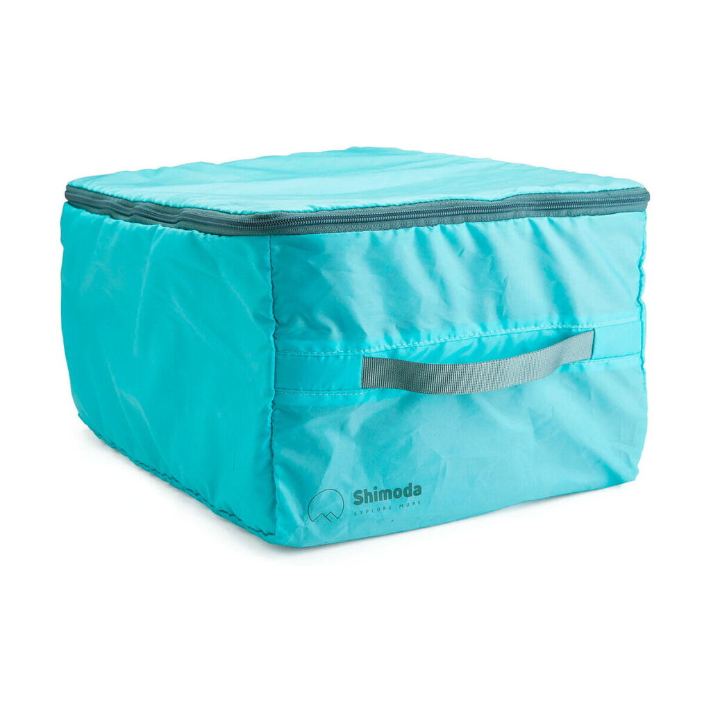 Shimoda_Designs_Large_DV_Core_Unit_007 Shimoda Designs Large DV Core Unit -kamerareppu on turkoosi säilytyskuutio, jossa on vetoketjullinen kansi ja harmaa etukahva ja joka sopii erinomaisesti varusteiden järjestämiseen ja kuljettamiseen.