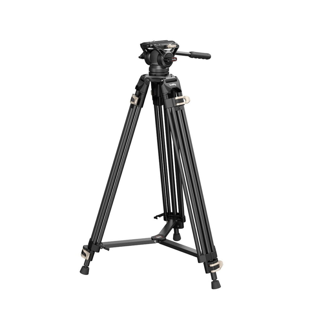SmallRig_3751_Heavy-Duty_Fluid_Head_Tripod_AD-01_001 SmallRig 3751 Heavy-Duty Fluid Head Tripod AD-01 on musta, ammattikäyttöön tarkoitettu kolmijalka, jossa on säädettävät jalat, nestepää, kahva ja lukitusmekanismi.