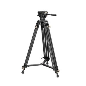 SmallRig_3751_Heavy-Duty_Fluid_Head_Tripod_AD-01_001 SmallRig 3751 Heavy-Duty Fluid Head Tripod AD-01 on musta, ammattikäyttöön tarkoitettu kolmijalka, jossa on säädettävät jalat, nestepää, kahva ja lukitusmekanismi.