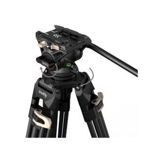 SmallRig_3751_Heavy-Duty_Fluid_Head_Tripod_AD-01_003 Lähikuva SmallRig 3751 Heavy-Duty Fluid Head -statiivista AD-01, musta ja beige, jossa on säätönupit, kuplavaa'an taso, kahva, tuotemerkin logo ja liikesuuntia osoittavat pyörimisnuolet.