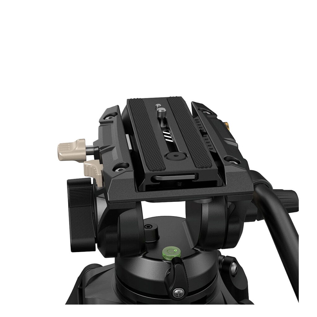 SmallRig_3751_Heavy-Duty_Fluid_Head_Tripod_AD-01_004 SmallRig 3751 Heavy-Duty Fluid Head Tripod AD-01 -jalustan lähikuvassa näkyy sen musta jalustapää, jossa on säätönupit, kiinnityslevy ja sisäänrakennettu kuplavaa'an taso tarkkaa paikannusta varten, valkoista taustaa vasten.