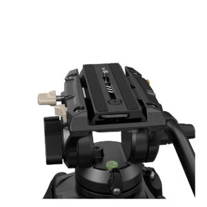 SmallRig_3751_Heavy-Duty_Fluid_Head_Tripod_AD-01_004 SmallRig 3751 Heavy-Duty Fluid Head Tripod AD-01 -jalustan lähikuvassa näkyy sen musta jalustapää, jossa on säätönupit, kiinnityslevy ja sisäänrakennettu kuplavaa'an taso tarkkaa paikannusta varten, valkoista taustaa vasten.