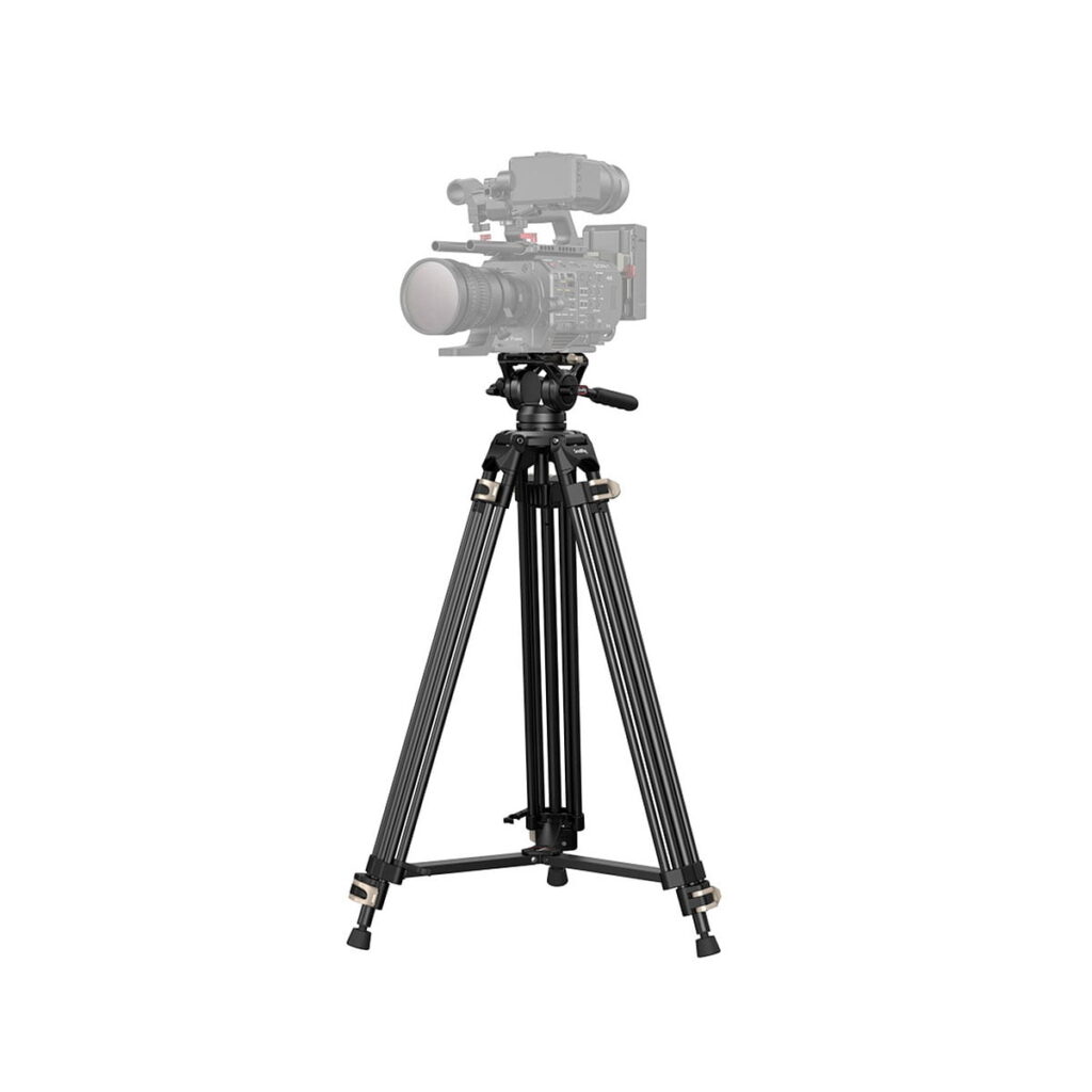 SmallRig_3751_Heavy-Duty_Fluid_Head_Tripod_AD-01_006 SmallRig 3751 Heavy-Duty Fluid Head Tripod AD-01, musta, tukee ammattikäyttöön tarkoitettua videokameraa ja siinä on säädettävät jalat, ja kaikki on asetettu valkoista taustaa vasten.