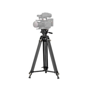SmallRig_3751_Heavy-Duty_Fluid_Head_Tripod_AD-01_006 SmallRig 3751 Heavy-Duty Fluid Head Tripod AD-01, musta, tukee ammattikäyttöön tarkoitettua videokameraa ja siinä on säädettävät jalat, ja kaikki on asetettu valkoista taustaa vasten.