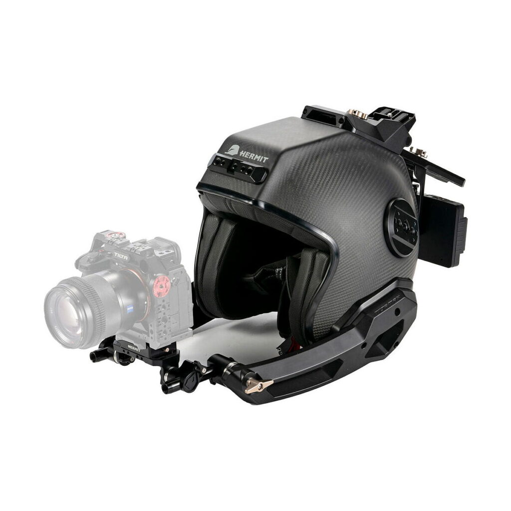 Tilta_Hermit_POV_Camera_Support_Helmet_V-Mount_001 Tilta Hermit POV-kameratukikypärässä (M, V-Mount) on musta, pehmustettu, kulmikas runko, jossa on etukamerakiinnike, joka on suunniteltu mukavaan ja vakaaseen point-of-view-kuvaukseen.