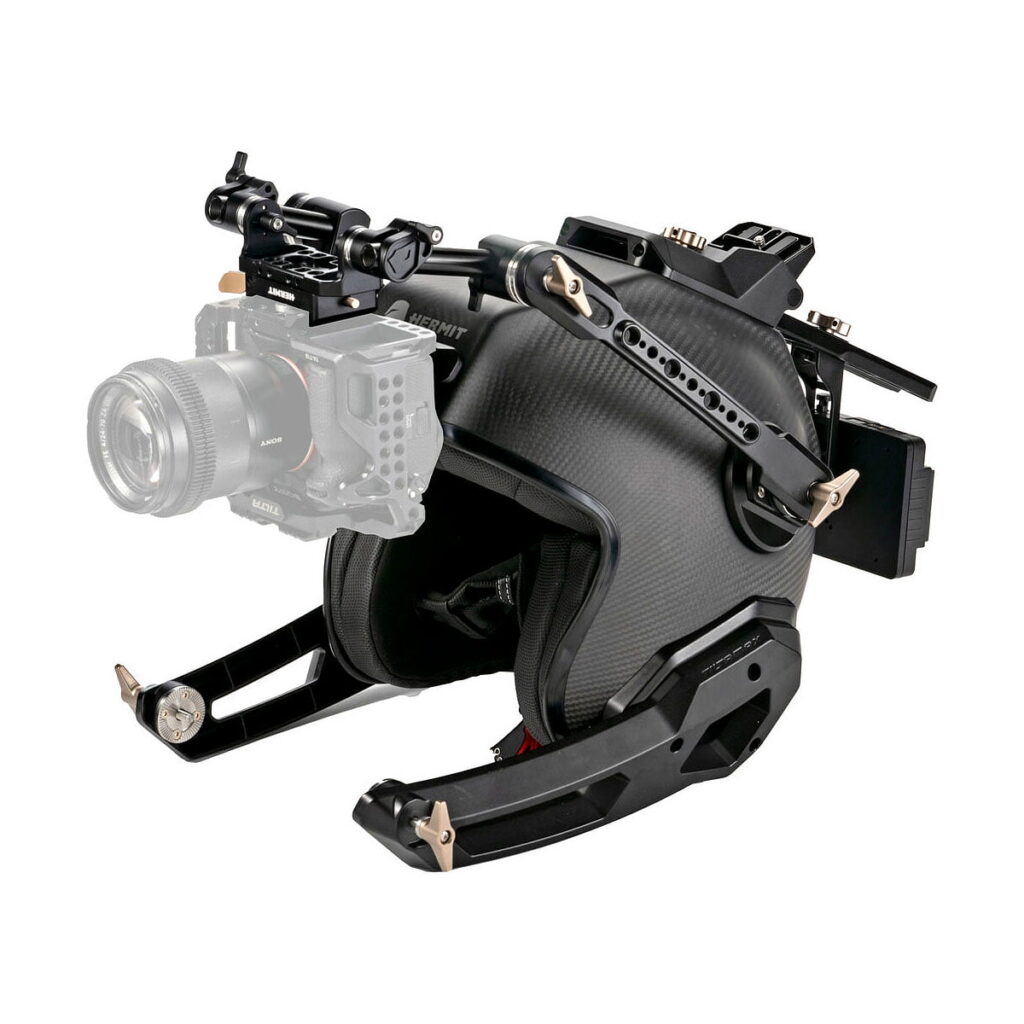 Tilta_Hermit_POV_Camera_Support_Helmet_V-Mount_004 Tilta Hermit POV Camera Support Helmet (M, V-Mount) on musta, huipputekninen kypäräteline, jossa on integroidut kamerakiinnikkeet ja kiskot handsfree-kuvausta varten. Siinä on tukeva, monimutkainen kokoonpano, joka tukee turvallisesti useita komponentteja.