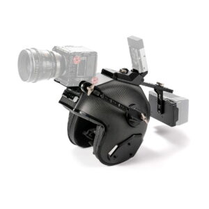 Tilta_Hermit_POV_Camera_Support_Helmet_V-Mount_005 Tilta Hermit POV-kameratukikypärä (M, V-Mount) on musta kypärä, johon on asennettu kameralaitteet - kamera, monitori ja akkupaketti - jotka on kiinnitetty metallisilla kannattimilla ja käsivarsilla. Jotkin osat on esitetty osittain läpinäkyvinä kypärän korostamiseksi.