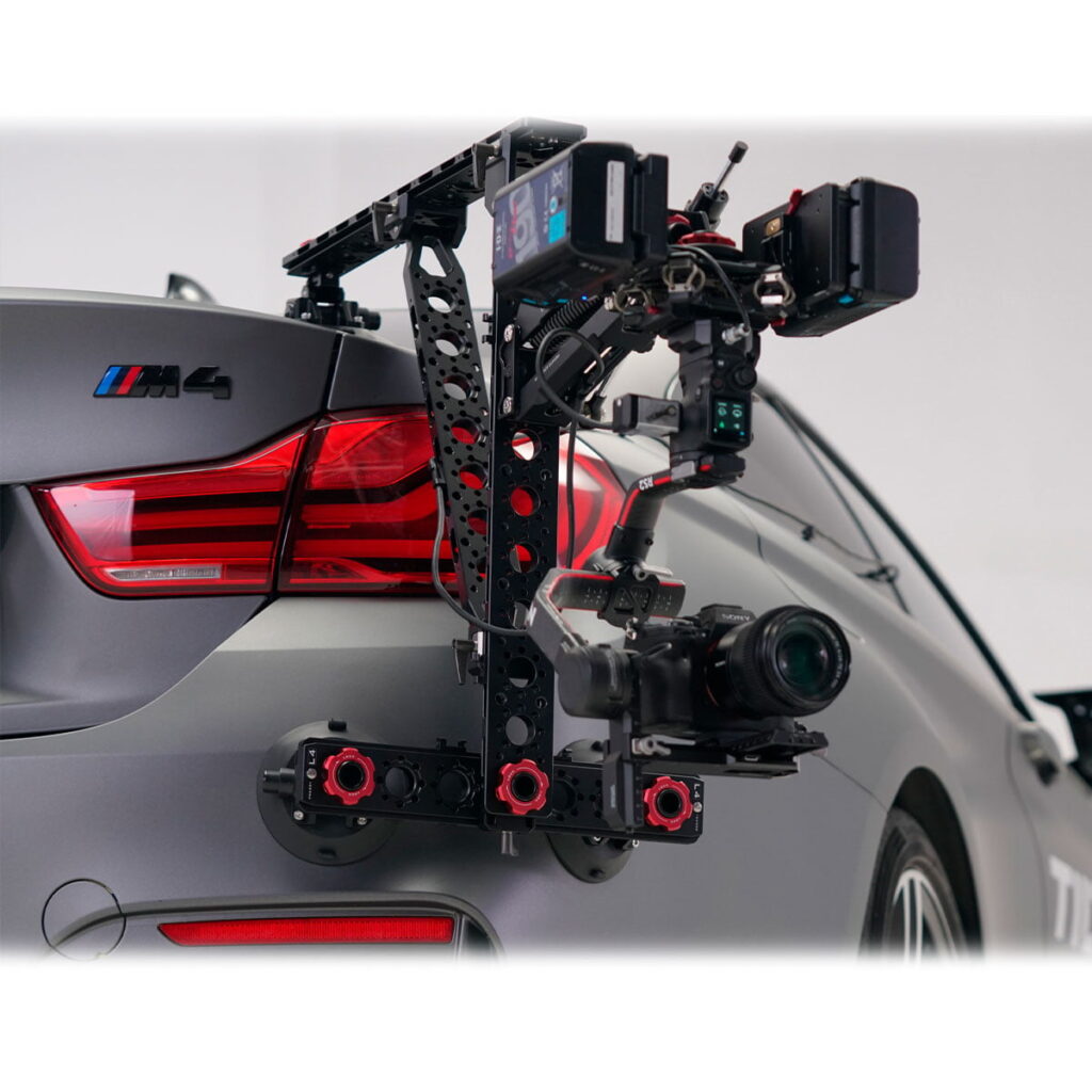Tilta_Hydra_Alien_Car_Mounting_System_V-Mount_4 Tilta Hydra Alien Car Mounting System (V-Mount) on asennettu useilla kameroilla ja laitteilla harmaan BMW M4:n takaosaan, ja se on kiinnitetty imukupeilla takapyörän yläpuolelle ja lähelle takavaloa.