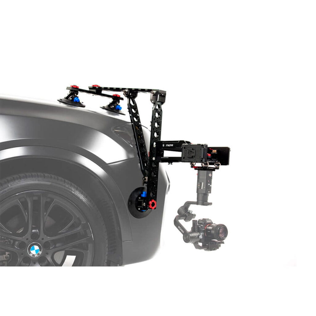 Tilta_Hydra_Alien_Car_Mounting_System_V-Mount_5 Tilta Hydra Alien Car Mounting System (V-Mount) kiinnitetään imukiinnikkeillä mustan auton kylkeen etupyörän lähelle, ja se pitää vakaasti vakiintuneen kamera-asennelman dynaamisia kuvauksia varten.