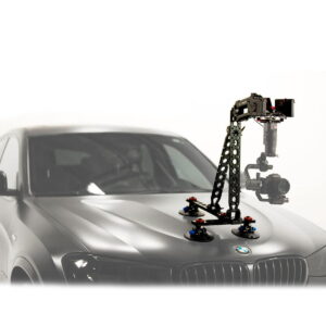 Tilta_Hydra_Alien_Car_Mounting_System_V-Mount_6 Tilta Hydra Alien Car Mounting System (V-Mount) on kiinnitetty harmaan BMW:n konepeltiin, mikä mahdollistaa vakaan kuvaamisen ajoneuvosta käsin. Tausta näyttää enimmäkseen valkoiselta ja epäselvältä.