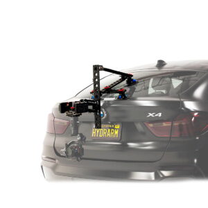 Tilta_Hydra_Alien_Car_Mounting_System_V-Mount_7 Tilta Hydra Alien Car Mounting System (V-Mount), jossa on vakauttamisvarsi, on asennettu mustan BMW X4:n takaosaan, ja se pitää ammattikäyttöön tarkoitettua kameraa, joka on suunnattu auton taakse. Rekisterikilvessä lukee HYDRAARM.