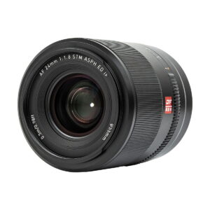 Viltrox_AF_24mm_f_1_8-Nikon_Z_003 Lähikuvassa Viltrox AF 24mm f/1.8 -objektiivi, Nikon Z näkyy sen musta runko, eturengas, jossa on AF 24mm 1:1.8 STM ASPH ED IF -merkinnät, näkyvät lasielementit ja kuvioitu tarkennusrengas.