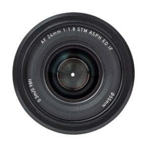 Viltrox_AF_24mm_f_1_8-Nikon_Z_004 Viltrox AF 24mm f/1.8 -objektiivi, Nikon Z -objektiivin yläkuva, jossa on merkintä "AF 24mm 1:1.8 STM ASPH ED/IF, 0.3m/0.98ft, Ø55mm"; objektiivin lasi on keskitetty ja sitä ympäröivät mustat renkaat.