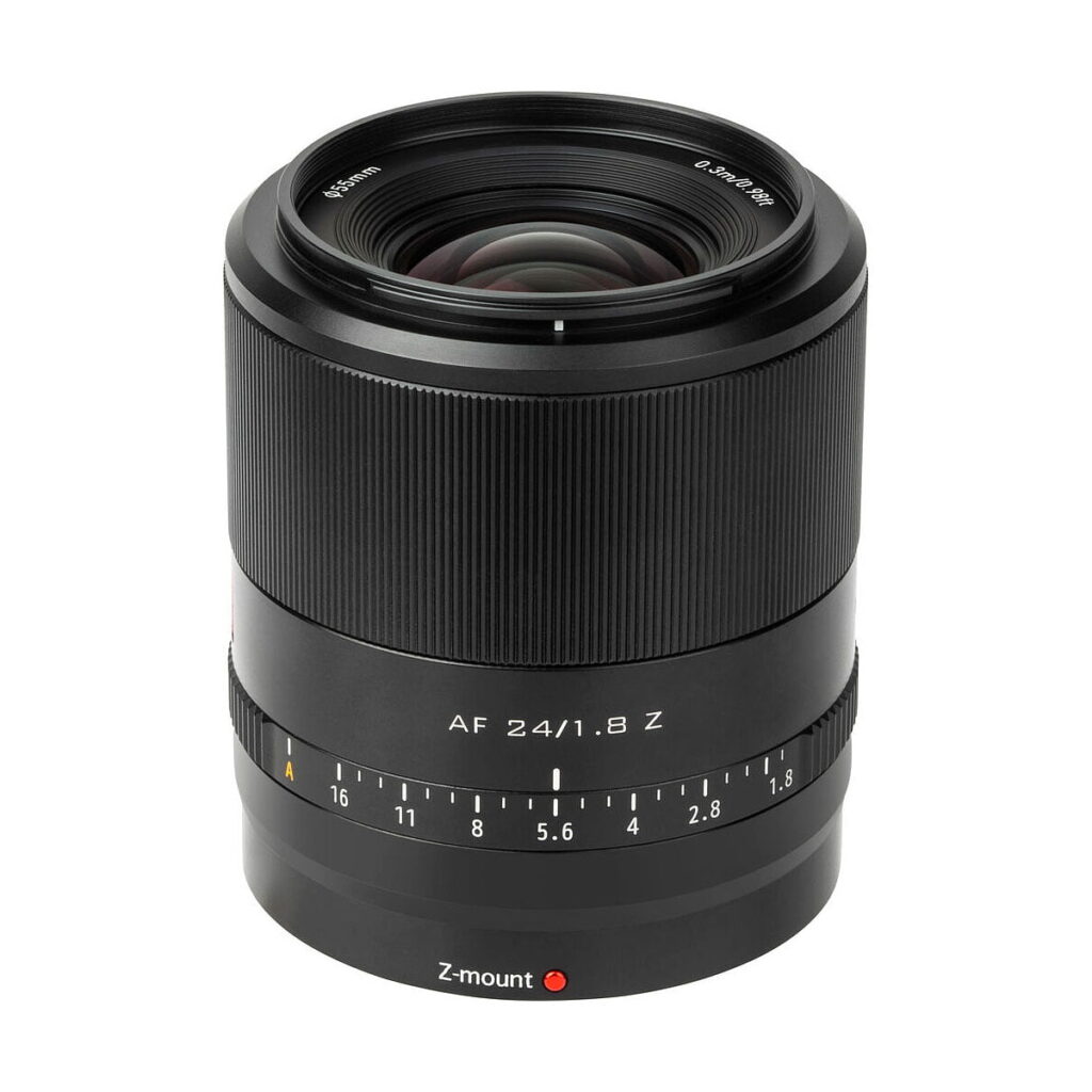 Viltrox_AF_24mm_f_1_8-Nikon_Z_006 Viltrox AF 24mm f/1.8 -objektiivi Nikon Z:lle, jonka mustassa tynnyrissä on teksti "AF 24/1.8 Z" ja aukkomerkinnät, seisoo pystyssä valkoista taustaa vasten.