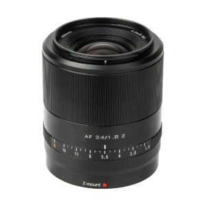 Viltrox_AF_24mm_f_1_8-Nikon_Z_006 Viltrox AF 24mm f/1.8 -objektiivi Nikon Z:lle, jonka mustassa tynnyrissä on teksti "AF 24/1.8 Z" ja aukkomerkinnät, seisoo pystyssä valkoista taustaa vasten.