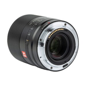 Viltrox_AF_24mm_f_1_8-Nikon_Z_007 Nikon Z:lle tarkoitetun Viltrox AF 24mm f/1.8 -objektiivin lähikuvassa näkyy metallinen objektiivin kiinnitys, elektroniset koskettimet ja tarkennus-/aukkomerkinnät mustassa tynnyrissä, jossa on punainen DF- ja RF-merkintä.
