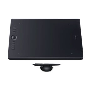 Wacom_Intuos_Pro_Large_Piirtolevy_001 Wacom Intuos Pro Large Piirtolevy on musta digitaalinen piirtoalusta, jossa on vasemmanpuoleiset painikkeet ja valintapyörä, ja joka on esitetty kynän ja edessä olevan pyöreän kynänpidikkeen kanssa.