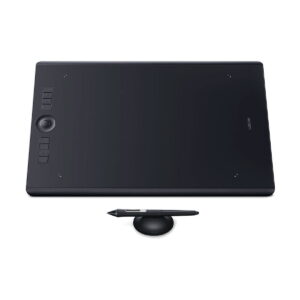 Wacom Intuos Pro Large Piirtolevy on musta digitaalinen piirtoalusta, jossa on vasemmanpuoleiset painikkeet ja valintapyörä, ja joka on esitetty kynän ja edessä olevan pyöreän kynänpidikkeen kanssa.