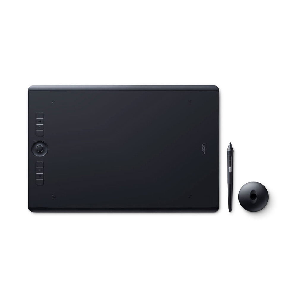 Wacom Intuos Pro Large Piirtolevy, musta digitaalinen piirtoalusta, jossa on mukautettavat painikkeet, pyöreä ohjain, stylus-kynä ja kynänpidike, näkyy siististi järjestettynä valkoisella pohjalla.