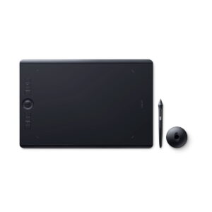 Wacom Intuos Pro Large Piirtolevy, musta digitaalinen piirtoalusta, jossa on mukautettavat painikkeet, pyöreä ohjain, stylus-kynä ja kynänpidike, näkyy siististi järjestettynä valkoisella pohjalla.