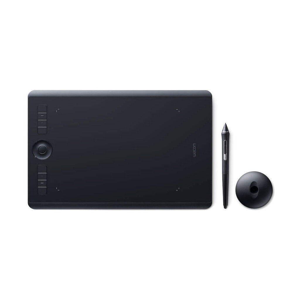 Wacom_Intuos_Pro_Medium_Piirtolevy_001 Wacom Intuos Pro Medium Piirtolevy, musta digitaalinen piirtoalusta, jossa on useita painikkeita ja sivupyörä, mukana stylus-kynä ja pyöreä kynänpidike, kaikki valkoisella pohjalla.