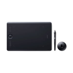 Wacom_Intuos_Pro_Medium_Piirtolevy_001 Wacom Intuos Pro Medium Piirtolevy, musta digitaalinen piirtoalusta, jossa on useita painikkeita ja sivupyörä, mukana stylus-kynä ja pyöreä kynänpidike, kaikki valkoisella pohjalla.