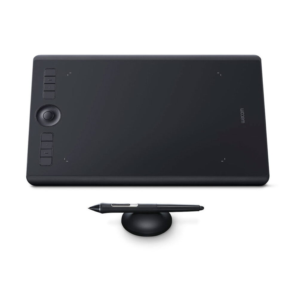 Wacom_Intuos_Pro_Medium_Piirtolevy_002 Wacom Intuos Pro Medium Piirtolevy -piirustustaulu, musta, jossa on useita vasemmanpuoleisia painikkeita, kuvassa valkoisella pohjalla sekä edessä oleva kynän ja pyöreän kynän pidike.