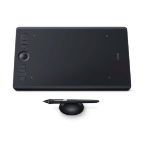 Wacom_Intuos_Pro_Medium_Piirtolevy_002 Wacom Intuos Pro Medium Piirtolevy -piirustustaulu, musta, jossa on useita vasemmanpuoleisia painikkeita, kuvassa valkoisella pohjalla sekä edessä oleva kynän ja pyöreän kynän pidike.