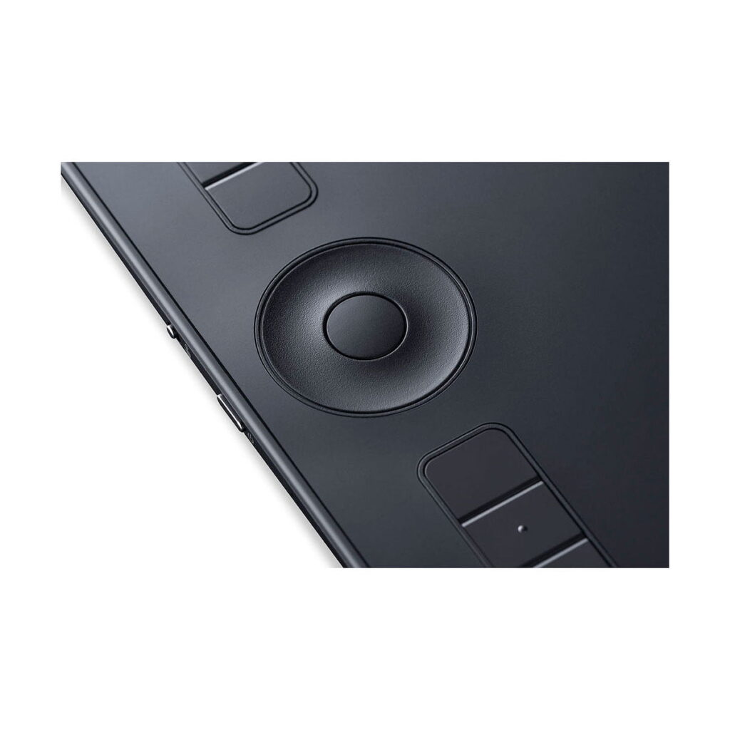 Lähikuva Wacom Intuos Pro Medium Piirtolevystä, mustasta digitaalisesta piirtoalustasta, jossa on keskeinen pyöreä kosketusvalitsin ja mukautettavat painikkeet.