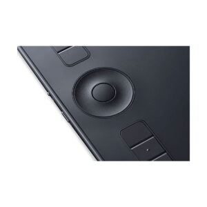 Lähikuva Wacom Intuos Pro Medium Piirtolevystä, mustasta digitaalisesta piirtoalustasta, jossa on keskeinen pyöreä kosketusvalitsin ja mukautettavat painikkeet.