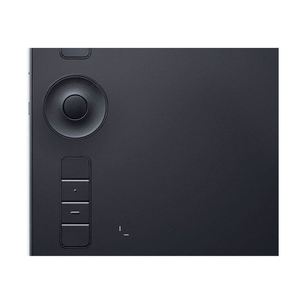 Lähikuva Wacom Intuos Pro Medium Piirtolevystä, jossa on musta digitaalinen piirtopinta, jossa on näkyvä pyöreä ohjaussäädin ja useita suorakulmaisia pikavalintapainikkeita vasemmalla puolella.