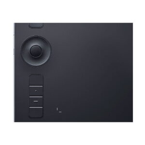 Lähikuva Wacom Intuos Pro Medium Piirtolevystä, jossa on musta digitaalinen piirtopinta, jossa on näkyvä pyöreä ohjaussäädin ja useita suorakulmaisia pikavalintapainikkeita vasemmalla puolella.