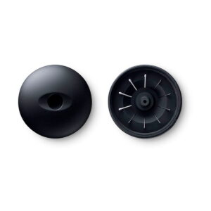 Kaksi näkymää Wacom Intuos Pro Medium Piirtolevy -näytönohjaimesta: toisessa näkyy sen sileä, pyöreä musta yläosa, jossa on keskellä reikä, ja toisessa sen alapuoli, jossa on useita pieniä ympyrän muotoisia metalliteriä.