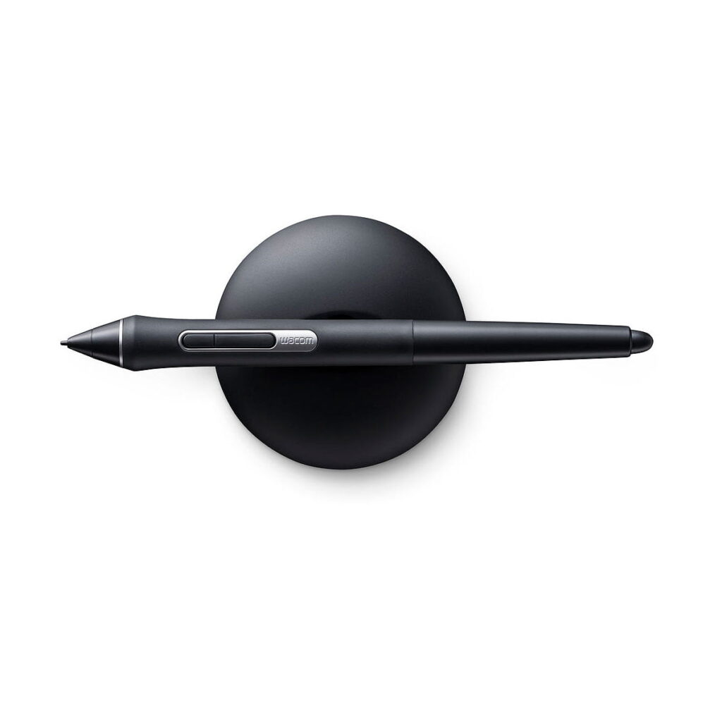 Wacom Intuos Pro Medium Piirtolevyn musta digitaalinen kynäkynä lepää vaakasuorassa pyöreällä mustalla jalustallaan ylhäältä katsottuna valkoista taustaa vasten.