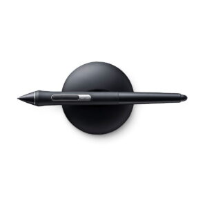 Wacom Intuos Pro Medium Piirtolevyn musta digitaalinen kynäkynä lepää vaakasuorassa pyöreällä mustalla jalustallaan ylhäältä katsottuna valkoista taustaa vasten.