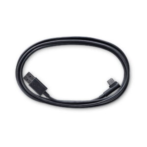 Wacom Intuos Pro Medium Piirtolevy sisältää mustan kierrekaapelin, jonka toisessa päässä on USB-A-liitin ja toisessa päässä USB-C-liitin, kuvassa valkoista taustaa vasten.